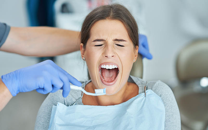 Diş Hekimi Korkusu (Dental Fobi): Neden Olur ve Randevuya Gitmeyi Nasıl Kolaylaştırırsınız?