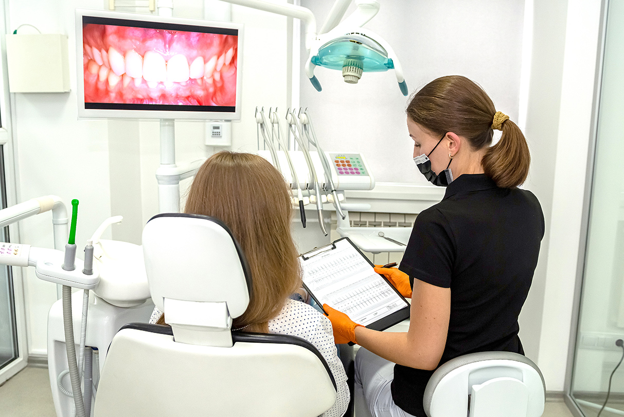 Diş Beyazlatma ve Gülüş Tasarımı: Estetik Bir Gülüşün Bilimsel Temelleri